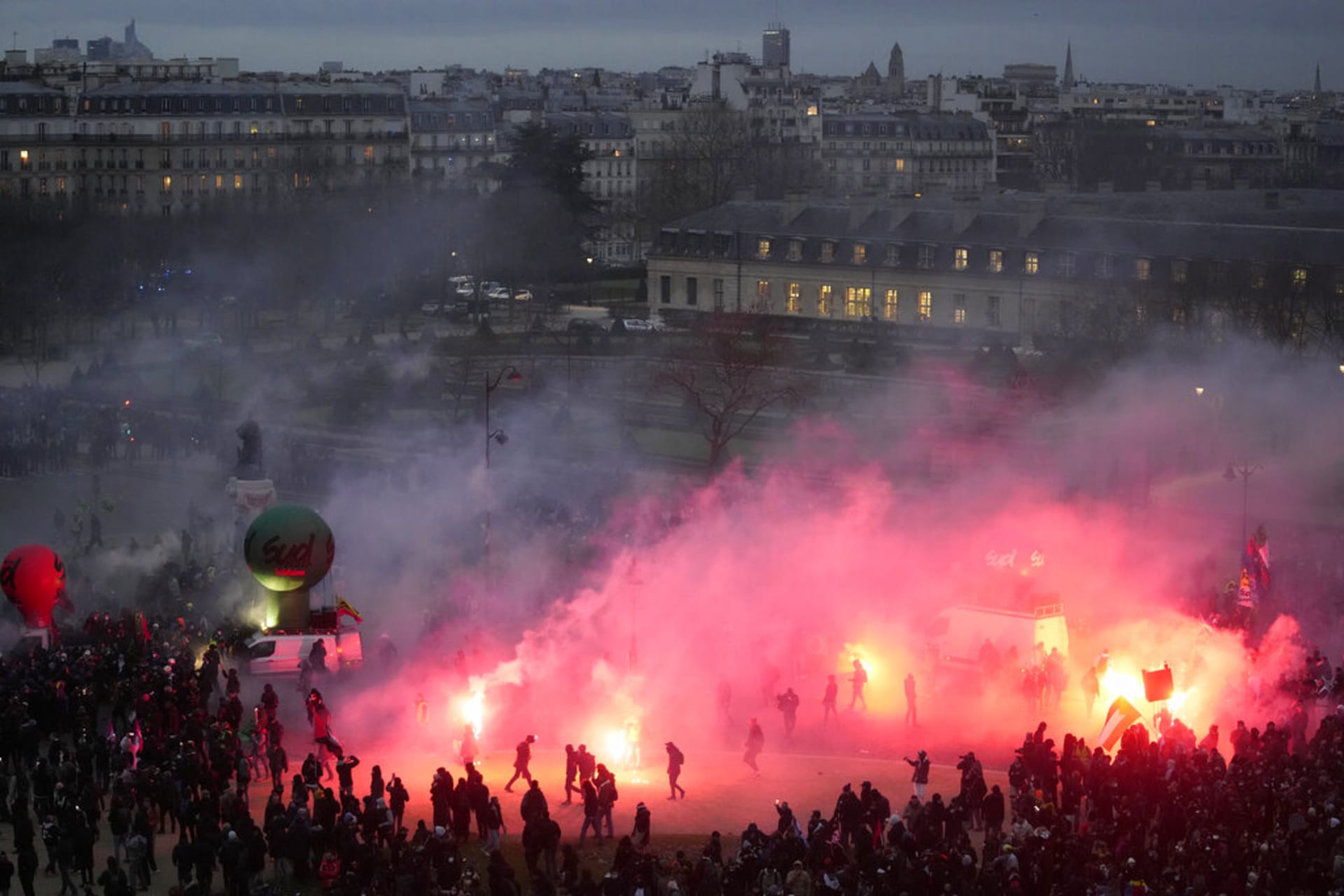 Protestující procházejí kouřem světlic na konci demonstrace proti plánům na posunutí věku odchodu do důchodu ve Francii, 31. ledna 2023 v Paříži.