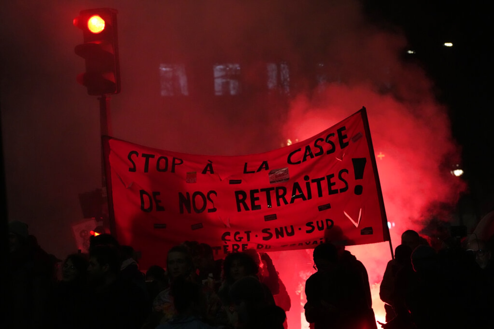 Protestující drží transparent požadující zastavení plánů na posunutí věku odchodu do důchodu ve Francii, 31. ledna 2023 v Paříži.