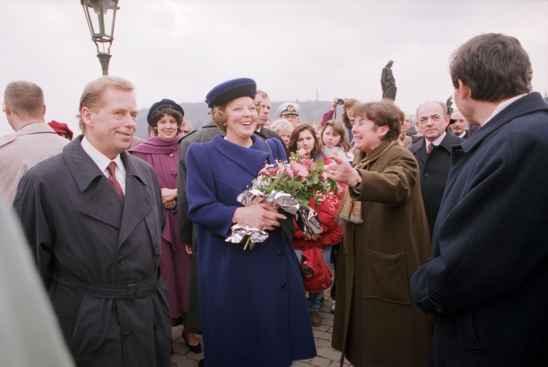 Královna Beatrix při návštěvě České republiky na procházce po Karlově mostě v doprovodu prezidenta Václava Havla (1994)