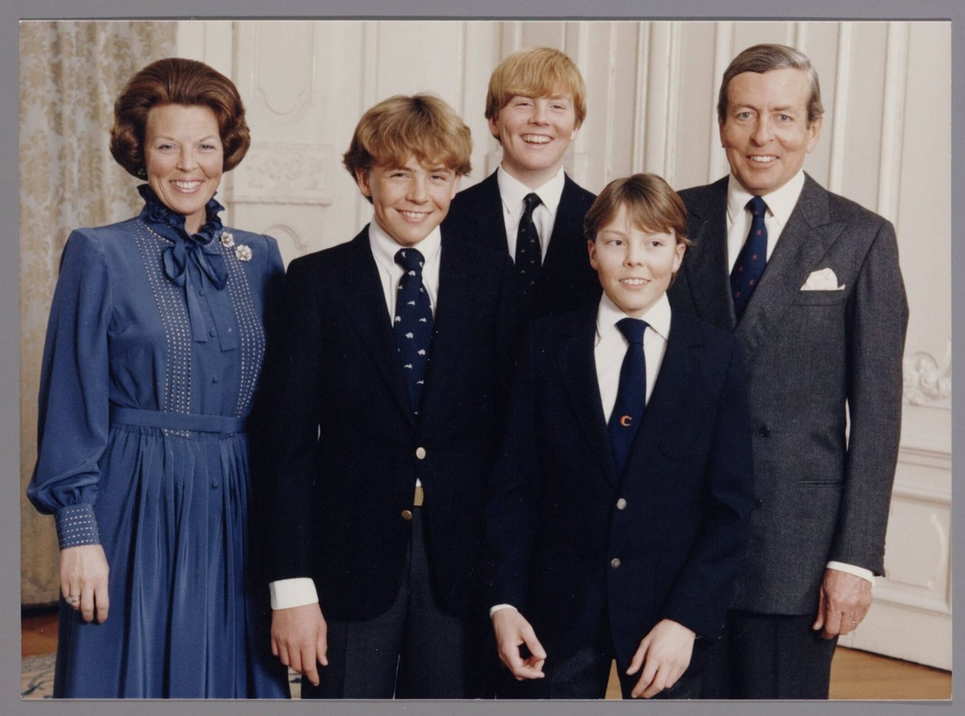 Královna Beatrix s manželem a jejich třemi syny. Zleva princové Friso, Vilém Alexandr a Constantijn 
