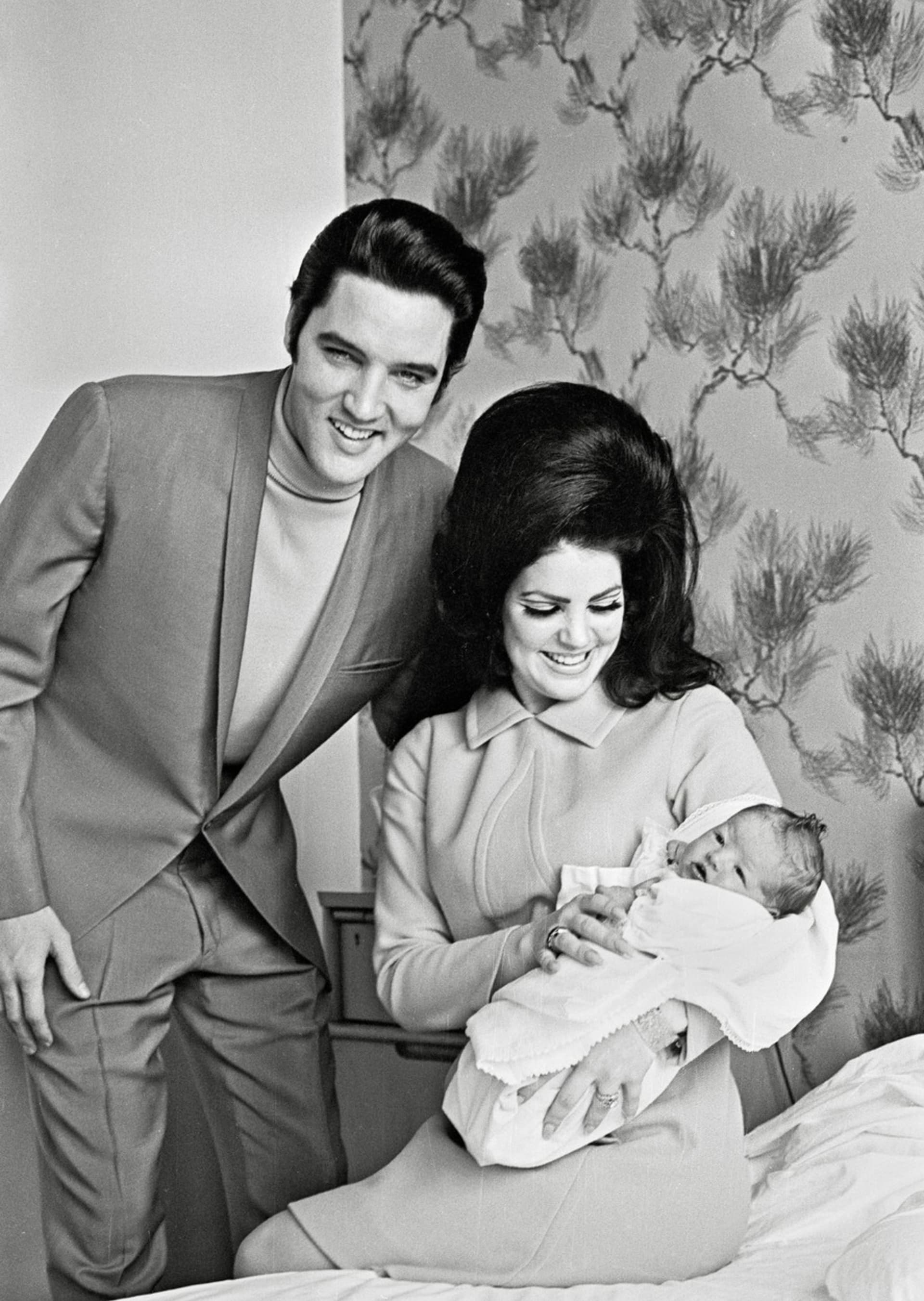 Elivs a Priscilla Presleyovi se svou dcerou Lisou Marii při odchodu z porodnice (1968).