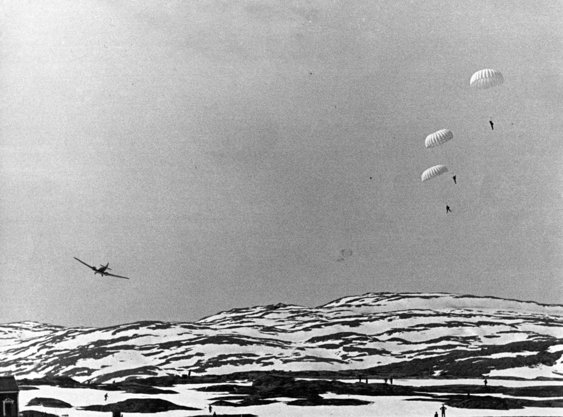 Němečtí parašutisté seskakují poblíž Narviku