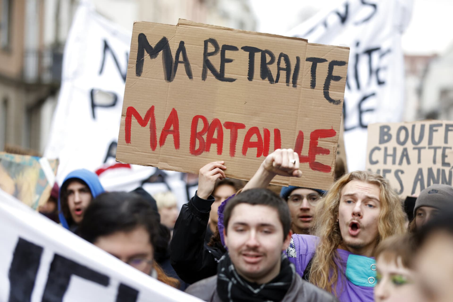 Demonstranti, z nichž jeden drží transparent s nápisem „Můj důchod, můj boj“, se účastní protestního pochodu proti plánům na posunutí věku odchodu do důchodu ve Štrasburku na východě Francie, 31. ledna 2023.