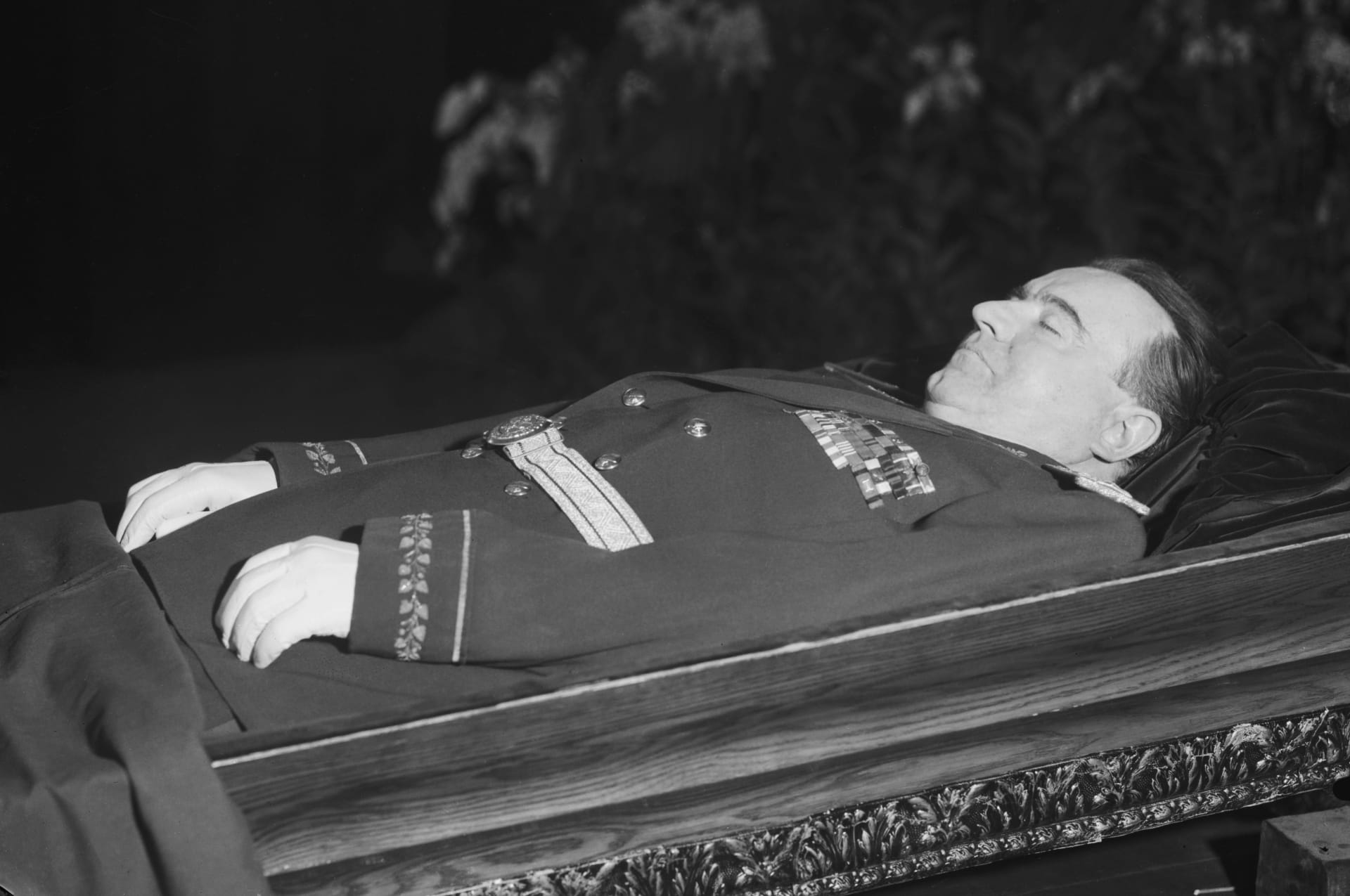 Klement Gottwald byl pohřben ve vojenské uniformě.