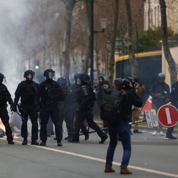Policisté zasahují při incidentech na demonstraci proti plánům na posunutí věku odchodu do důchodu, 31. ledna 2023 v Paříži.