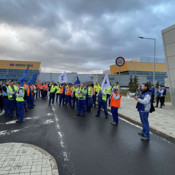  Zaměstnanci jihokorejské továrny Nexen Tire u Žatce na Lounsku zahájili stávku.