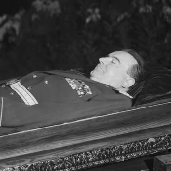 Klement Gottwald byl pohřben ve vojenské uniformě.
