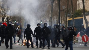 Francie se zastavila. Proti pozdějšímu odchodu do důchodu protestovalo přes milion lidí