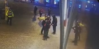 Šokující záběry z pražského Anděla. Strážník doběhl bezdomovce a jednu mu zezadu vrazil