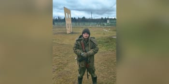 Radši smrt než bojovat na Ukrajině. Ruský branec před zraky své matky vyskočil z okna