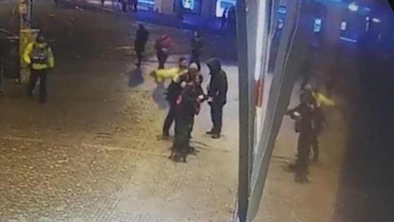Strážník doběhl bezdomovce a jednu mu zezadu „vrazil“ 