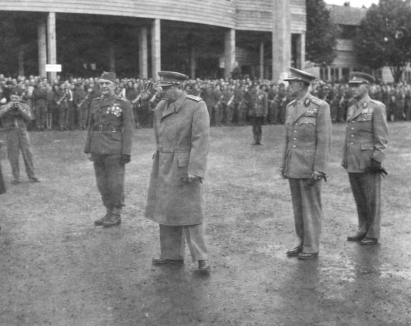 Klement Gottwald v uniformě při Všesokolském sletu.