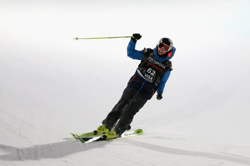 Americký mistr světa v akrobatickém lyžování z roku 2015 Kyle Smaine zemřel v neděli pod lavinou v Japonsku.