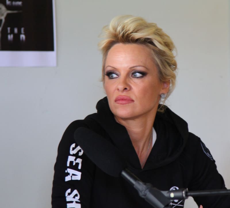 Pamela Andersonová při tiskové konferenci na Faerských ostrovech v roce 2014