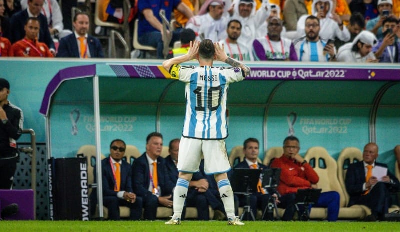 Ikonická fotografie Messiho z mistrovství světa. Takto provokoval nizozemskou lavičku.