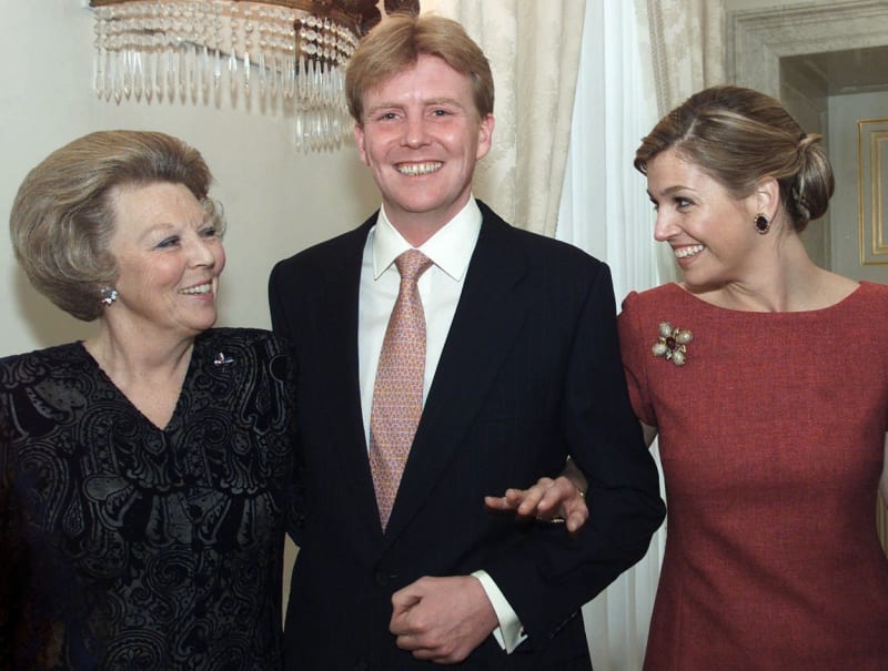 Královna Beatrix se svým synem a nástupcem Vilémem Alexandrem a jeho tehdy snoubenkou, dnes královnou Maximou (2001)
