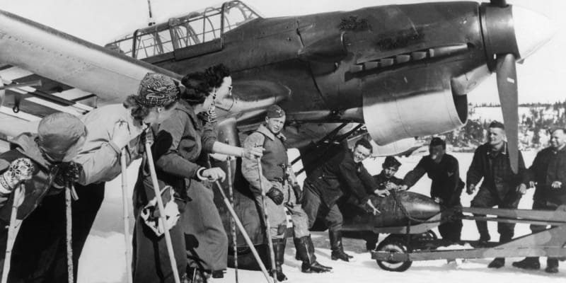 Norové na lyžích přihlížejí vyzbrojování německého hloubkového bombardéru Ju-57