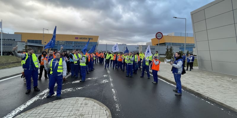 Zaměstnanci jihokorejské továrny Nexen Tire u Žatce na Lounsku zahájili stávku.