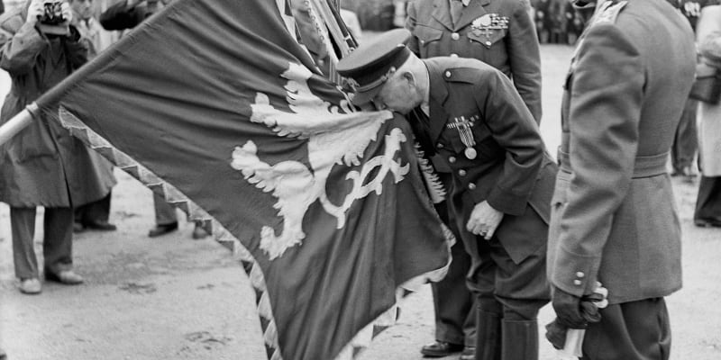 Edvard Beneš v uniformě při výročí bitvy u Zborova.