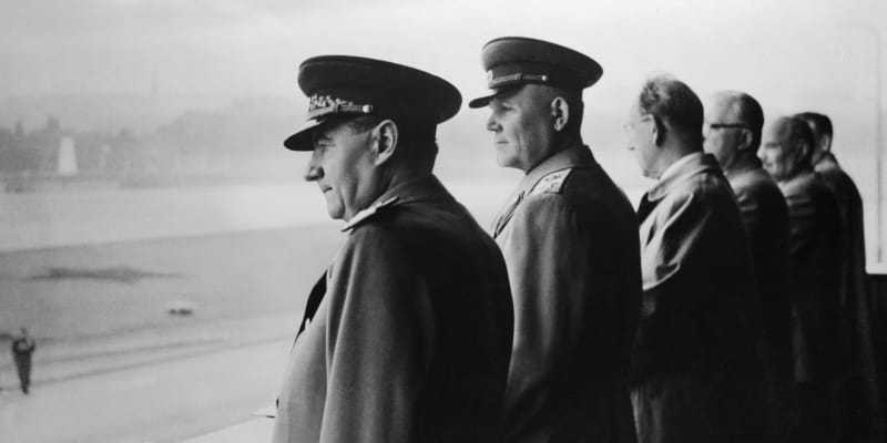 Klement Gottwald (vpředu) v uniformě při oslavách výročí konce války, kousek od něj sovětský maršál Koněv.