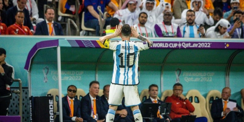 Ikonická fotografie Messiho z mistrovství světa. Takto provokoval nizozemskou lavičku.