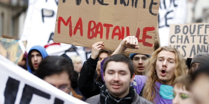 Demonstranti, z nichž jeden drží transparent s nápisem „Můj důchod, můj boj“, se účastní protestního pochodu proti plánům na posunutí věku odchodu do důchodu ve Štrasburku na východě Francie, 31. ledna 2023.