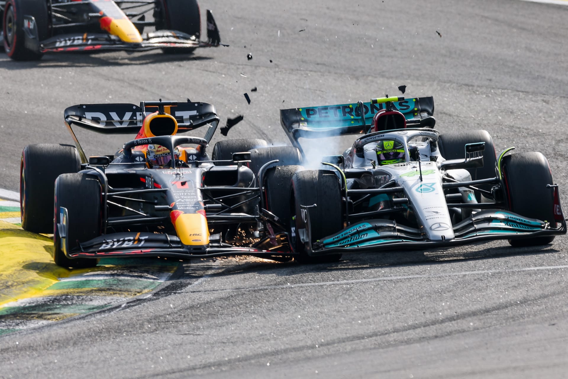 Lewis Hamilton (vpravo) v souboji s Maxem Verstappenem.