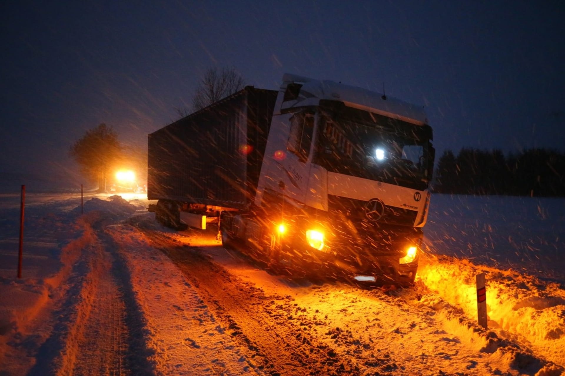 Sněžná kalamita i silný vítr komplikují dopravu. (Ilustrační foto)