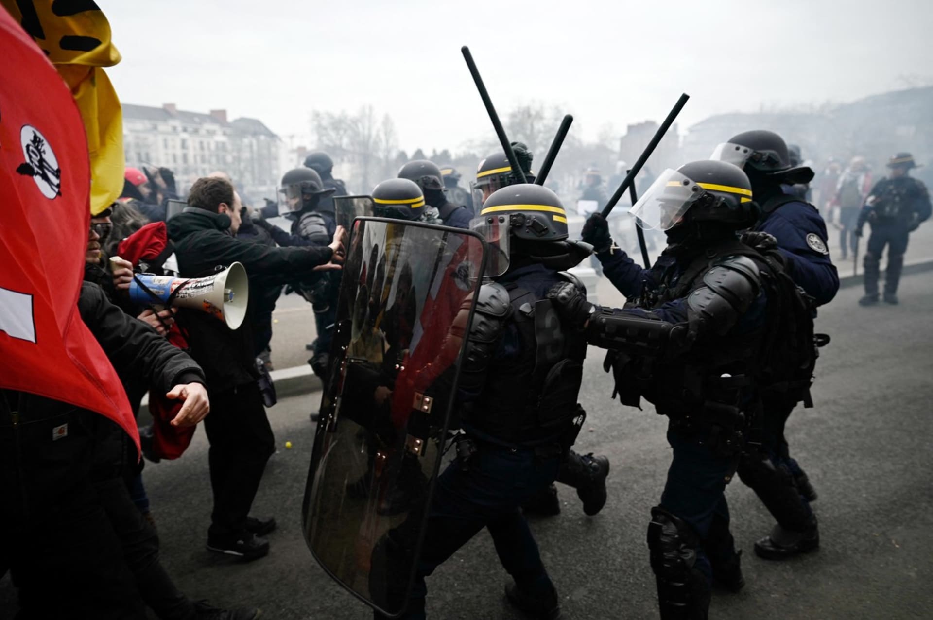 Ve Francii proti důchodové reformě demonstrovalo přes milion lidí.