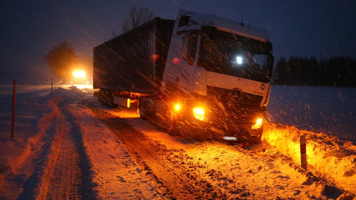 Sněžná kalamita i silný vítr komplikují dopravu. (Ilustrační foto)