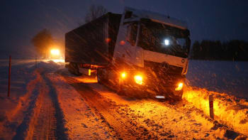 Sněhová kalamita i silný vítr komplikují dopravu. Meteorologové zpřísnili výstrahu