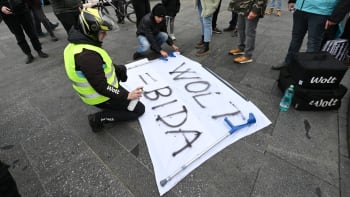 Kurýr není otrok. V Praze protestovala stovka pracovníků Woltu, bouřili se kvůli honorářům