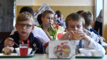 Zdražování školních obědů. Kolik stály před třiceti lety? Porovnání je překvapivé
