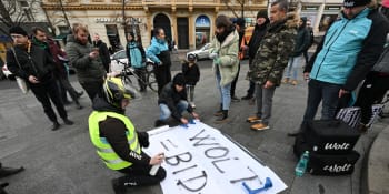Kurýr není otrok. V Praze protestovala stovka pracovníků Woltu, bouřili se kvůli honorářům