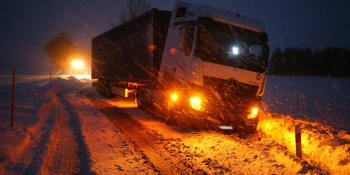 Sněhová kalamita i silný vítr komplikují dopravu. Meteorologové zpřísnili výstrahu