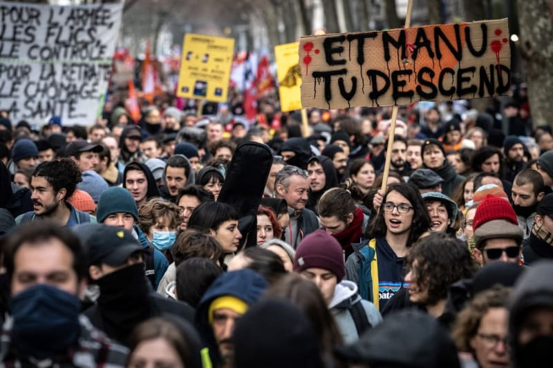 Ve Francii proti důchodové reformě demonstrovalo přes milion lidí.