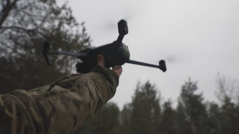 Novinář americké CNN natáčel s operátorem dronu na východě Ukrajiny.