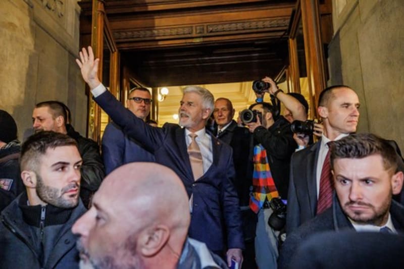Zvolený prezident Petr Pavel zdraví své podporovatele prřed Národním muzeem