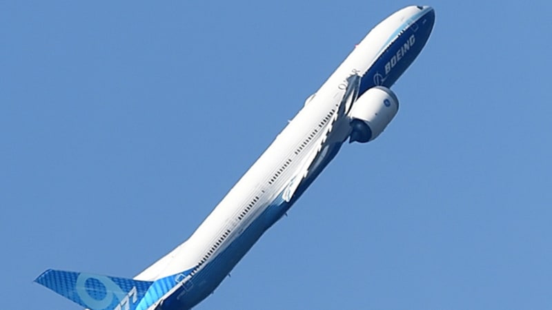 Boeing 777X dokáže odstartovat téměř kolmo vzhůru. Tohle video vám rozhoupe žaludek