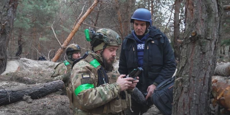 Novinář americké CNN natáčel s operátorem dronu na východě Ukrajiny.