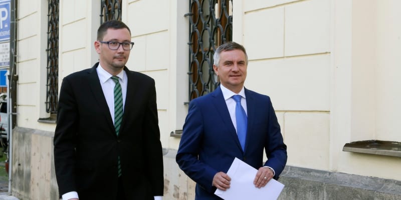 Zleva: prezidentský mluvčí Jiří Ovčáček a hradní kancléř Vratislav Mynář