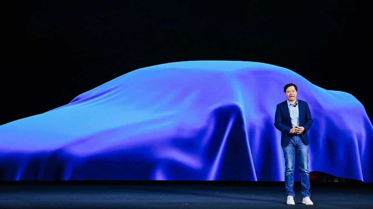 Šéf Xiaomi Lei Jun při odhalení projektu vlastního elektrického vozidla v roce 2021.