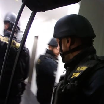 Záběry z akce: Policie ukázala zásah proti ozbrojenému muži v Brně. Měl mít i části bomby