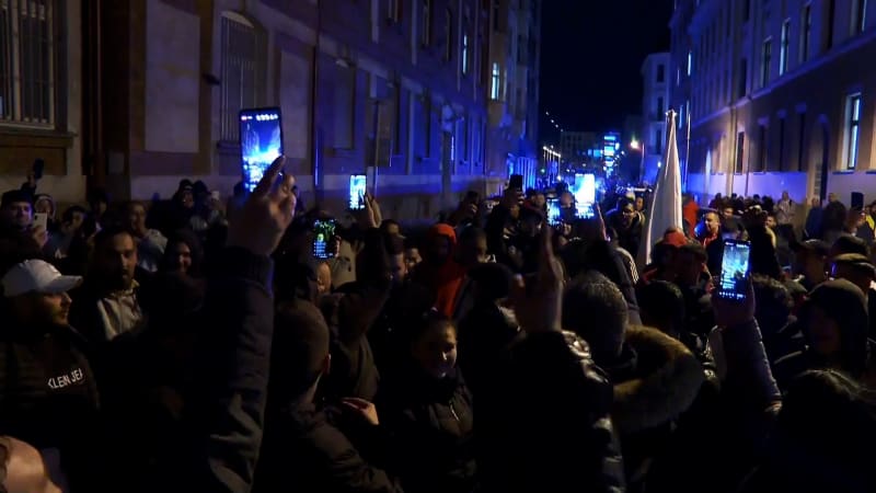 Desítky Romů zamířily ze Stodolní k policejní stanici.