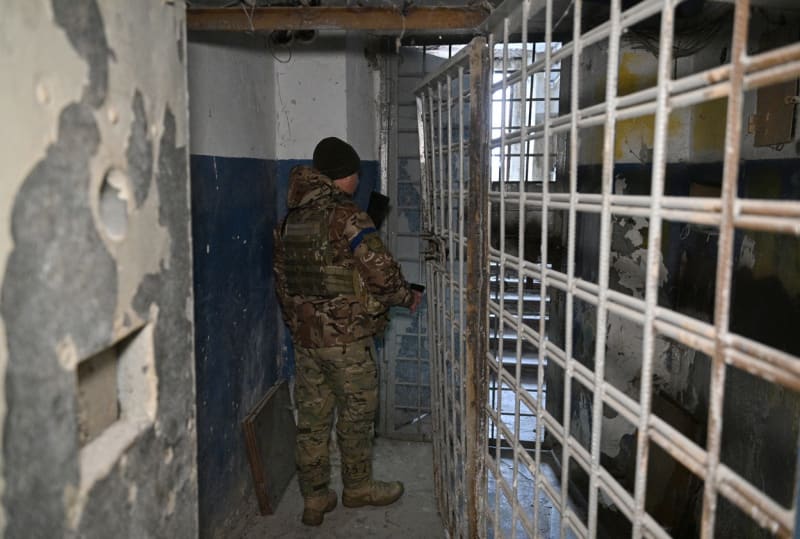 Ukrajinská policie prohledává v Chersonu místo, kde měli Rusové mučit ukrajinské zajatce (31. 1. 2023).