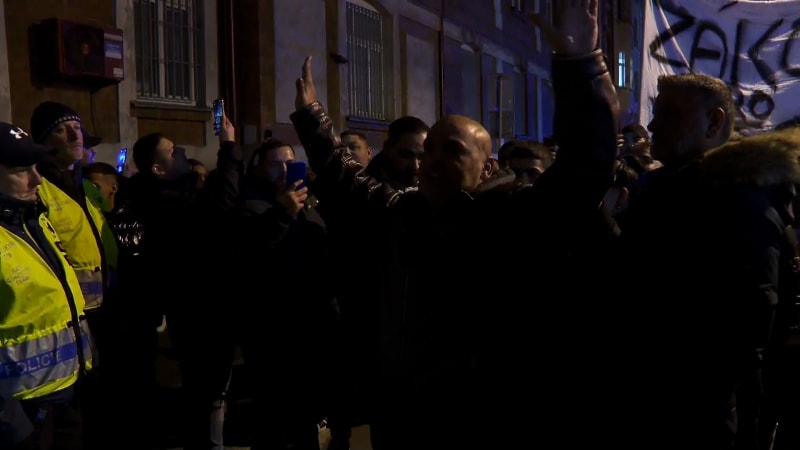 Desítky Romů zamířily ze Stodolní k policejní stanici.