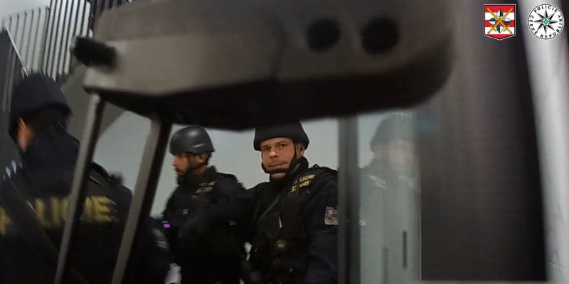 Záběry z akce: Policie ukázala zásah proti ozbrojenému muži v Brně. Měl mít i části bomby
