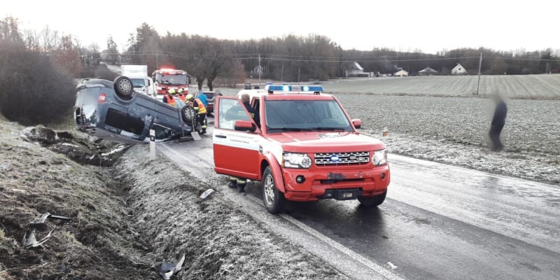 U Zruče v Plzeňském kraji s osobní vůz po nehodě převrátil na střechu (2.2.2023).