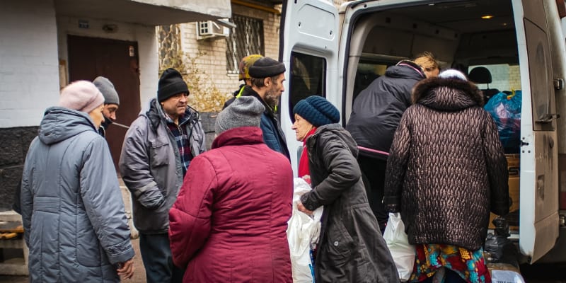 Dobrovolníci z projektu Mise Ukrajina navštívili válkou zkoušený Bachmut. Civilistům, kteří se skrývají ve sklepech, dovezli zásoby.