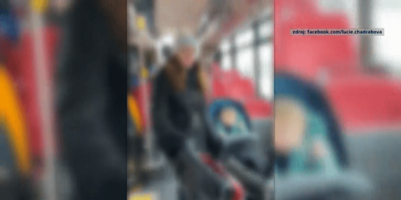 Na sociálních sítích se objevilo video z Prahy, ve kterém řidič pražského autobusu vyhazuje z vozu ženu s kočárkem.